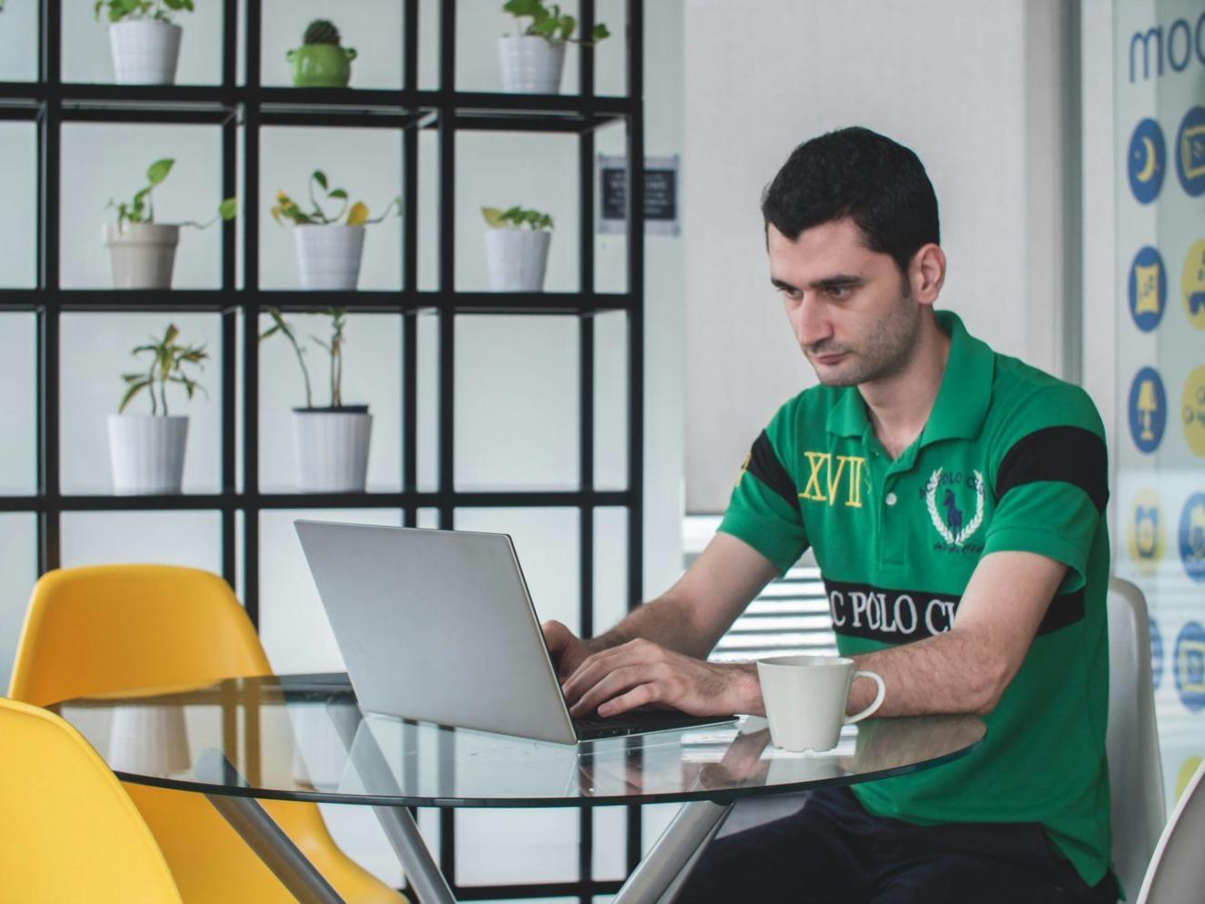 Persona analizando estrategias financieras
