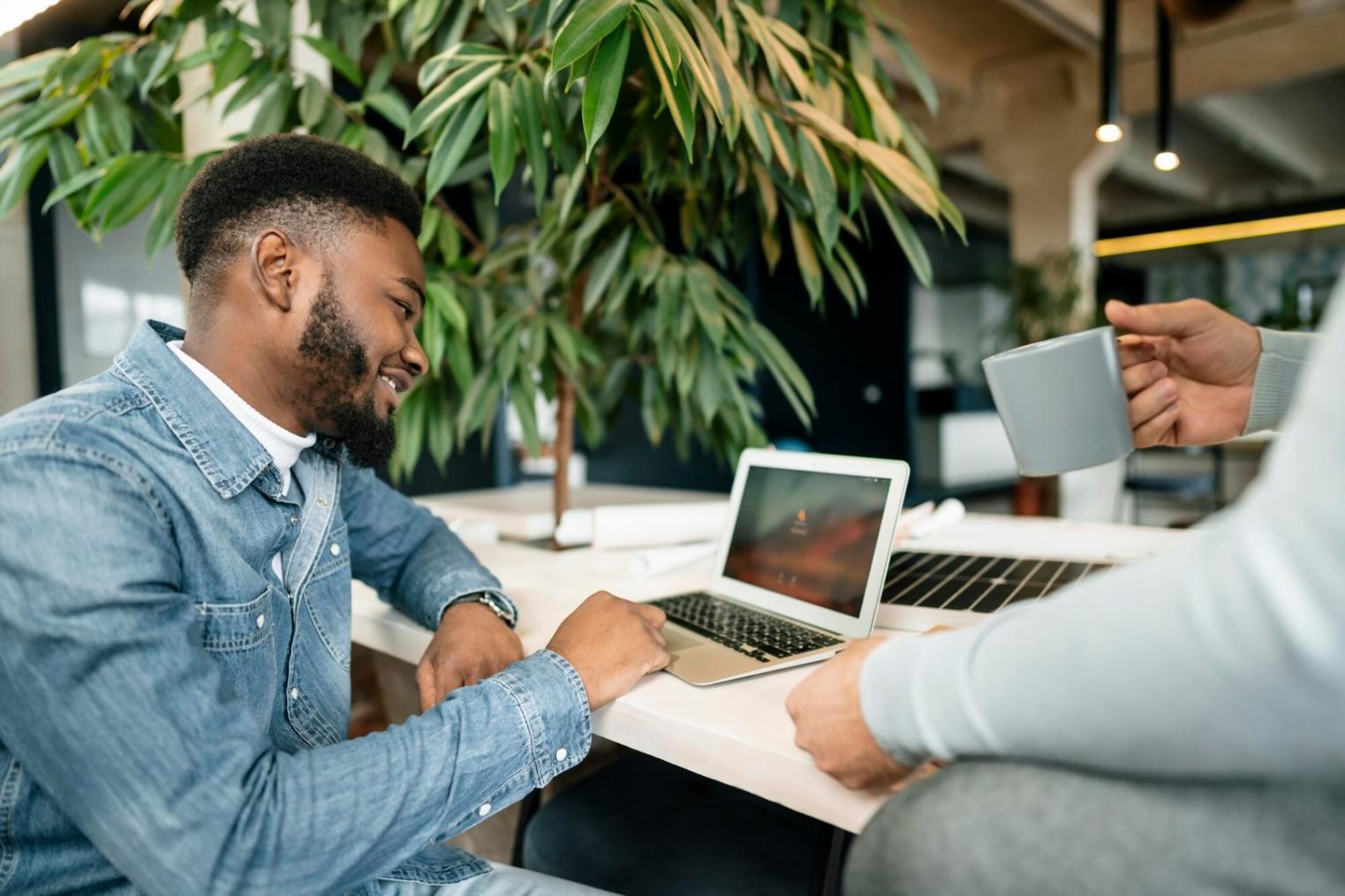 Persona calculando finanzas con tranquilidad
